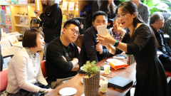 工做人员现场抽选参取的米粉上前轮番回覆相关